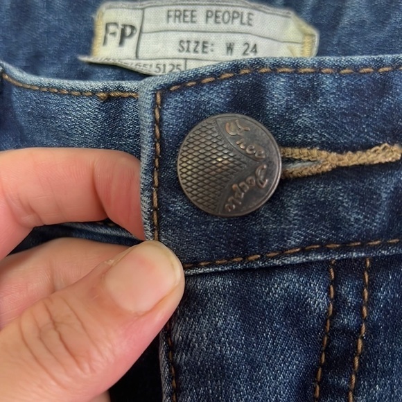 FREE People Dark Blue Wash Busted Knee Mid Rise Skinny Jeans Size W24 - Picture 9 of 16